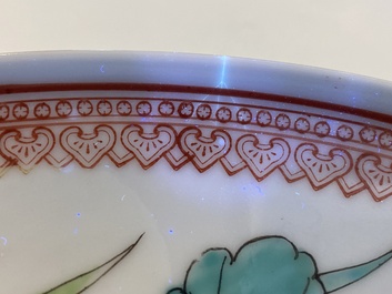 Een Chinees famille rose bord met mandarijneenden, 20e eeuw