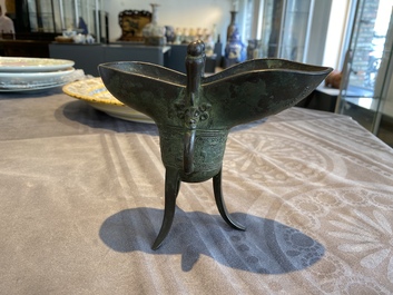 Verseuse de type 'jue' en bronze avec une inscription et dat&eacute;e 1701, Chine, Kangxi