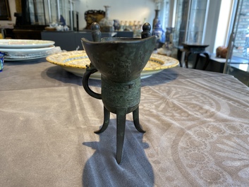 Verseuse de type 'jue' en bronze avec une inscription et dat&eacute;e 1701, Chine, Kangxi