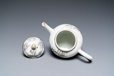 Een Chinese grisaille theepot met Europees decor, Qianlong