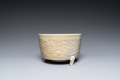 Een Chinese Longquan celadon driepotige wierookbrander met kintsugi herstelling op houten sokkel, Ming
