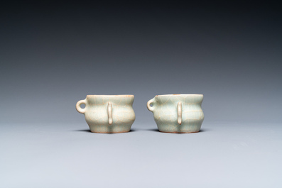 Een paar Chinese Longquan celadon vogelvoederbakjes, Ming