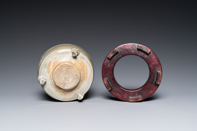 Een Chinese Longquan celadon driepotige wierookbrander met kintsugi herstelling op houten sokkel, Ming