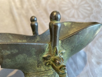 Verseuse de type 'jue' en bronze avec une inscription et dat&eacute;e 1701, Chine, Kangxi
