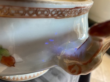 Een Chinese famille rose dekselterrine op onderschotel, Qianlong