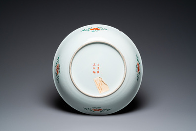 Plat en porcelaine de Chine Bencharong pour le march&eacute; thai, marque de Yongzheng, 19&egrave;me
