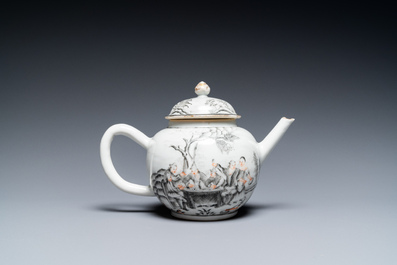 Een Chinese grisaille theepot met Europees decor, Qianlong