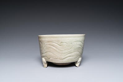 Een Chinese Longquan celadon driepotige wierookbrander met kintsugi herstelling op houten sokkel, Ming