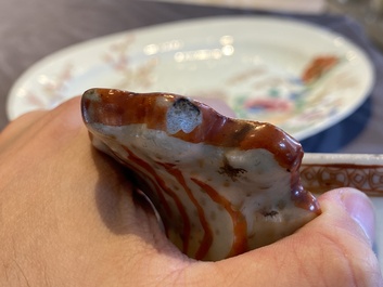Een Chinese famille rose dekselterrine op onderschotel, Qianlong