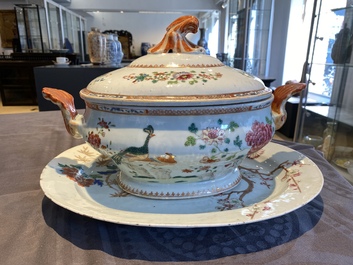 Een Chinese famille rose dekselterrine op onderschotel, Qianlong