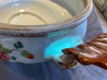 Een Chinese famille rose dekselterrine op onderschotel, Qianlong