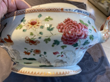Een Chinese famille rose dekselterrine op onderschotel, Qianlong