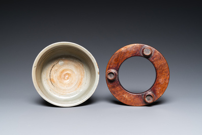Een Chinese Longquan celadon driepotige wierookbrander met kintsugi herstelling op houten sokkel, Ming