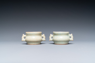 Een paar Chinese Longquan celadon vogelvoederbakjes, Ming