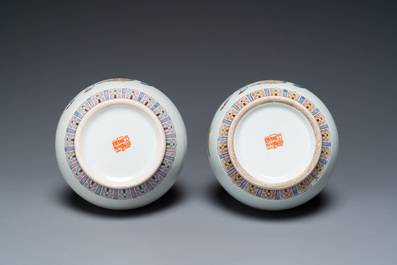 Vier Chinese vazen met Culturele Revolutie decor van landbouwers en kinderen, Zhong Guo Jing De Zhen Zhi 中國景德鎮製 merk