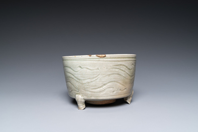Een Chinese Longquan celadon driepotige wierookbrander met kintsugi herstelling op houten sokkel, Ming