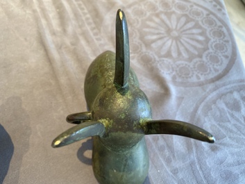 Verseuse de type 'jue' en bronze avec une inscription et dat&eacute;e 1701, Chine, Kangxi