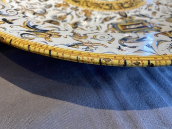Grand plat en majolique italienne aux armes du Cardinal Toschi, Deruta, dat&eacute; 1609