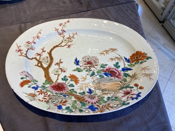 Een Chinese famille rose dekselterrine op onderschotel, Qianlong