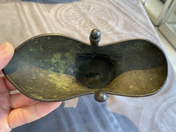 Verseuse de type 'jue' en bronze avec une inscription et dat&eacute;e 1701, Chine, Kangxi