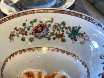 Een Chinese famille rose dekselterrine op onderschotel, Qianlong