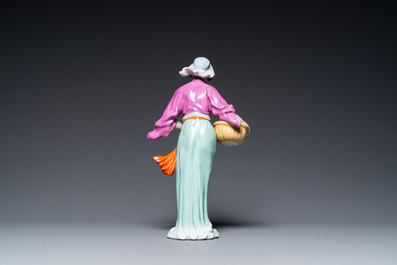 Sculpture d'une femme de la R&eacute;volution Culturelle en porcelaine de Chine