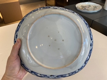 A Japanese blue and white Arita dish with sea turtles, Edo, 18th C.