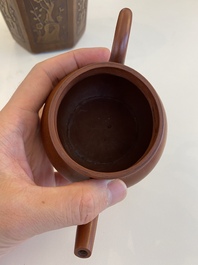 A Chinese Yixing stoneware tea caddy and teapot, 19/20th C.