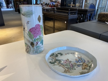Plateau en porcelaine de Chine famille rose et porte-chapeau en qianjiang cai, 19/20&egrave;me