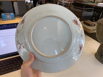 Un plat en porcelaine de Chine famille verte &agrave; d&eacute;cor de canards mandarins et des 'huit chevaux de Mu Wang', Kangxi