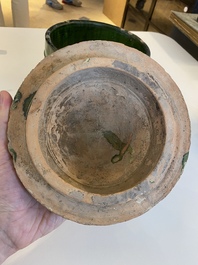 Br&ucirc;le-parfum couvert &agrave; d&eacute;cor de montagnes en gr&egrave;s porcelaineux &agrave; &eacute;mail vert, Chine, Dynastie Han de l'Est