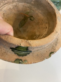 Br&ucirc;le-parfum couvert &agrave; d&eacute;cor de montagnes en gr&egrave;s porcelaineux &agrave; &eacute;mail vert, Chine, Dynastie Han de l'Est