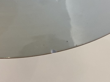 Un plat en porcelaine de Chine famille verte &agrave; d&eacute;cor de canards mandarins et des 'huit chevaux de Mu Wang', Kangxi