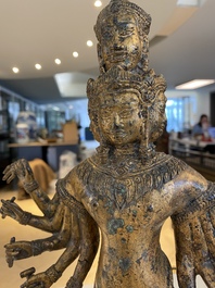 Sculpture d'une divinit&eacute; bouddhiste en bronze dor&eacute;, Tha&iuml;lande ou Cambodge, 18/19&egrave;me