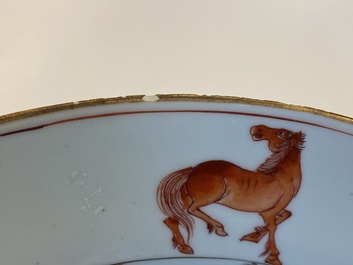Un plat en porcelaine de Chine famille verte &agrave; d&eacute;cor de canards mandarins et des 'huit chevaux de Mu Wang', Kangxi