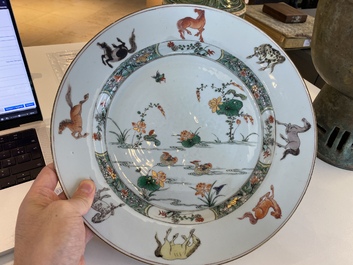 Un plat en porcelaine de Chine famille verte &agrave; d&eacute;cor de canards mandarins et des 'huit chevaux de Mu Wang', Kangxi