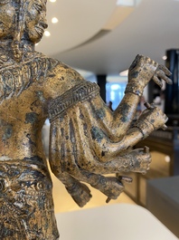 Sculpture d'une divinit&eacute; bouddhiste en bronze dor&eacute;, Tha&iuml;lande ou Cambodge, 18/19&egrave;me