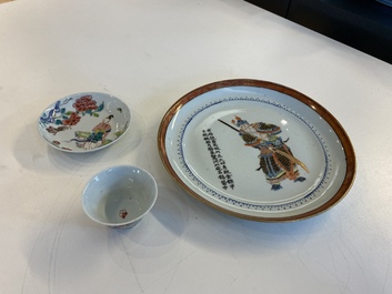 Tasse et soucoupe en porcelaine de Chine famille rose et une assiette 'Wu Shuang Pu', Yongzheng et 19&egrave;me