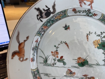 Un plat en porcelaine de Chine famille verte &agrave; d&eacute;cor de canards mandarins et des 'huit chevaux de Mu Wang', Kangxi