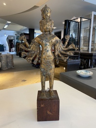 Sculpture d'une divinit&eacute; bouddhiste en bronze dor&eacute;, Tha&iuml;lande ou Cambodge, 18/19&egrave;me