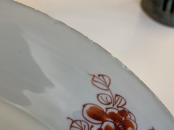 Un plat en porcelaine de Chine famille verte &agrave; d&eacute;cor de canards mandarins et des 'huit chevaux de Mu Wang', Kangxi