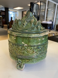 Br&ucirc;le-parfum couvert &agrave; d&eacute;cor de montagnes en gr&egrave;s porcelaineux &agrave; &eacute;mail vert, Chine, Dynastie Han de l'Est