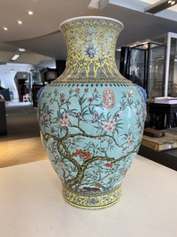 Een grote Chinese Dayazhai-stijl vaas met turquoise fondkleur, Yong Qing Chang Chun merk, 19/20e eeuw