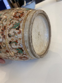 Een paar Chinese craquel&eacute; vazen voor de Thaise markt, 19e eeuw