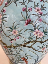 Een grote Chinese Dayazhai-stijl vaas met turquoise fondkleur, Yong Qing Chang Chun merk, 19/20e eeuw