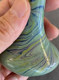 Vase de forme bouteille en porcelaine de Chine polychrome, Qianlong