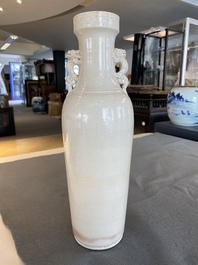 Een Chinese monochrome Swatow vaas met drakenoren, Transitie periode