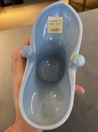 Vase &agrave; vin rituel de type 'jue' en porcelaine de Chine en bleu de lavande monochrome, marque et peut-&ecirc;tre &eacute;poque de Qianlong