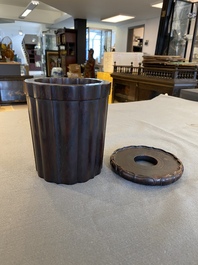 Pot &agrave; pinceaux sur support en bois dur sculpt&eacute;, Chine, 19/20&egrave;me