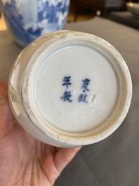 Drie Chinese blauw-witte vazen, 19e eeuw